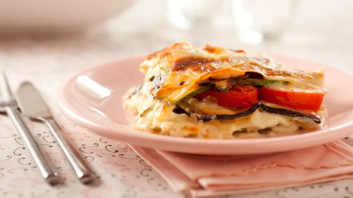 Cómo hacer lasagna de vegetales y salsa de dos quesos con la receta de ...