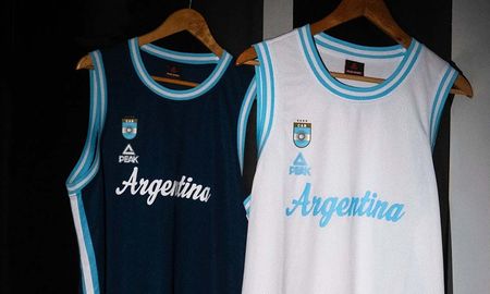 La Confederación Argentina de Básquet mostró este lunes la nueva indumentaria de la Selección, que tendrá una estética orientada al homenaje de los campeones del mundo en 1950. La Confederación Argentina de Básquet mostró este lunes la nueva indumentaria de la Selección, que tendrá una estética orientada al homenaje de los campeones del mundo en 1950.
