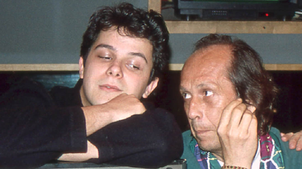 Con esta imagen Alejandro homenaje&oacute; al m&iacute;tico guitarrista.