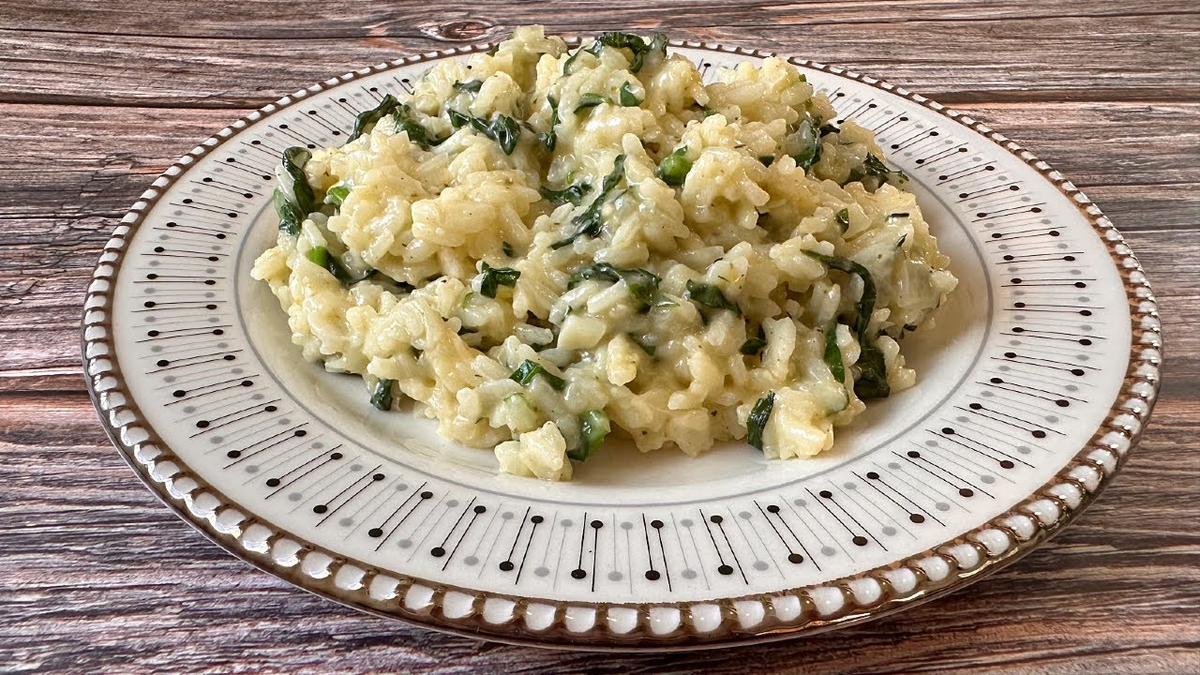 El risotto de pollo y espinacas es un plato delicioso y sencillo de hacer en casa. El risotto de pollo y espinacas es un plato delicioso y sencillo de hacer en casa.