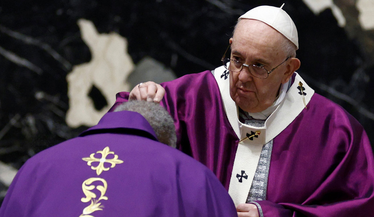 En la Cuaresma, los sacerdotes y ministros católicos se visten de púrpura o morado. 