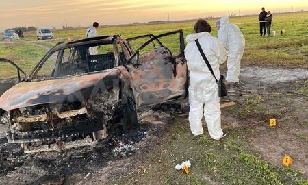 Peritos criminalísticos en la tétrica escena del hecho. Peritos criminalísticos en la tétrica escena del hecho.