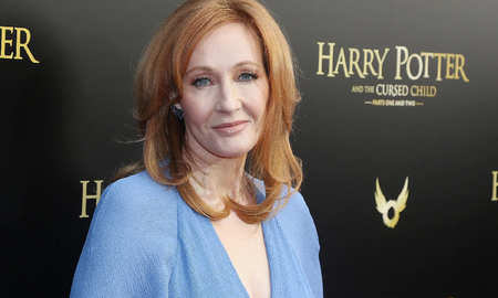 La policía británica investiga la amenaza a J.K. Rowling, la escritora de la saga de Harry Potter. La policía británica investiga la amenaza a J.K. Rowling, la escritora de la saga de Harry Potter.