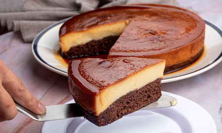 El chocoflan sorprende porque durante la cocción las capas se invierten solas, creando el efecto del ‘pastel imposible. El chocoflan sorprende porque durante la cocción las capas se invierten solas, creando el efecto del ‘pastel imposible.