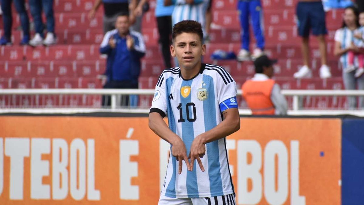 Claudio Echeverri, figura de la Selección Argentina Sub-17, reconoció que siente presión por las expectativas que hay a su alrededor.