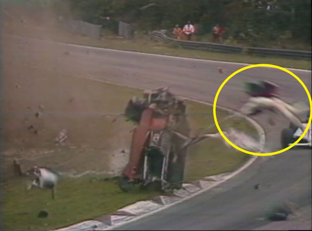 El sábado 8 de mayo de 1982 y, durante la clasificación del GP belga, la Ferrari de Gilles embistió por detrás al March 821-Cosworth del alemán Jochen Mass, levantó vuelo a casi 225 km/h, cayó unos 100 metros más adelante y, al impactar contra el suelo, comenzó una serie de giros descontrolados, despedazándose. En uno de ellos, Villeneuve –aún sujeto a su butaca por los cinturones de seguridad, pero sin su casco– fue arrojado unos 50 metros más lejos, y cayó en el sector externo de la curva Terlamenbocht.