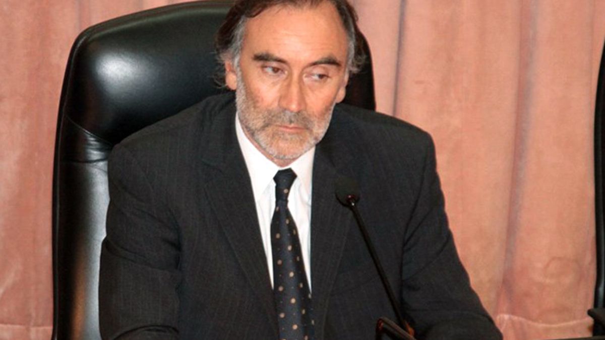 El juez Leopoldo Bruglia, quien integra la sala primera de la Cámara Federal porteña, renunció este jueves a la Asociación de Magistrados y Funcionarios de la Justicia Nacional.