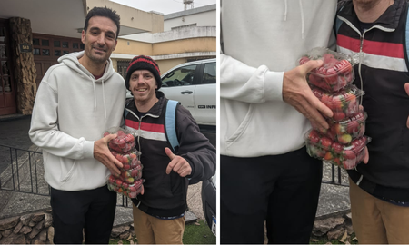 La respuesta de Lionel Scaloni sobre las frutillas de Coronda que sorprendió al santafesino que se las regaló. La respuesta de Lionel Scaloni sobre las frutillas de Coronda que sorprendió al santafesino que se las regaló.