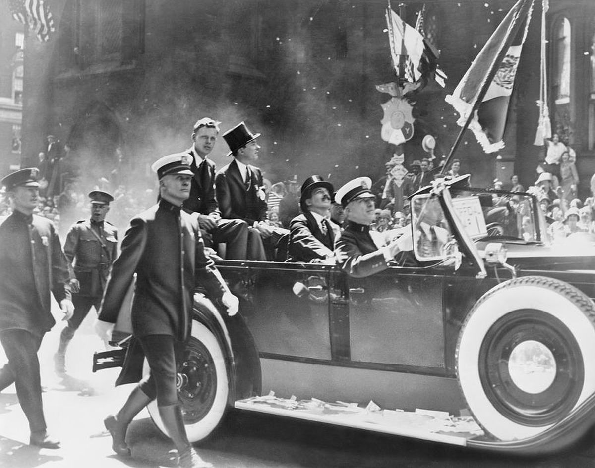 De la noche a la mañana, Lindbergh se convirtió en la persona más popular y reconocida del mundo. El presidente Calvin Coolidge envió al crucero USS Memphis para traer al piloto y su avión de regreso a los Estados Unidos. En Nueva York tuvo una multitudinaria recepción y, casi cuatro millones de personas, presenciaron su desfile por varias avenidas de la ciudad, acompañado por el alcalde, Jimmy Walker. De la noche a la mañana, Lindbergh se convirtió en la persona más popular y reconocida del mundo. El presidente Calvin Coolidge envió al crucero USS Memphis para traer al piloto y su avión de regreso a los Estados Unidos. En Nueva York tuvo una multitudinaria recepción y, casi cuatro millones de personas, presenciaron su desfile por varias avenidas de la ciudad, acompañado por el alcalde, Jimmy Walker.