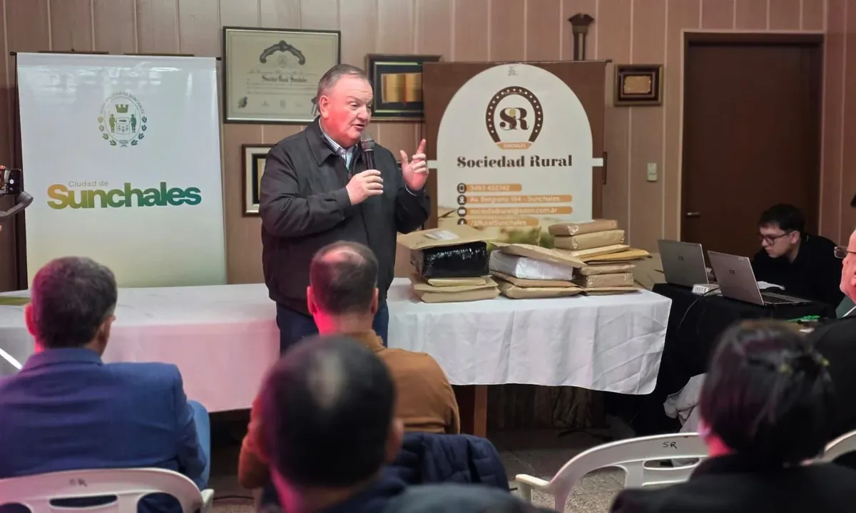 Durante la actividad, el senador Felipe Michlig destacó la decisión del Gobierno Provincial de avanzar con un fuerte plan de obras hídricas en todo el territorio santafesino: “En todos los años que tenemos en la actividad política no recuerdo que se esté haciendo una intervención tan importante en la red de más de 10.000 kilómetros de canales que tiene la provincia”, expresó. Durante la actividad, el senador Felipe Michlig destacó la decisión del Gobierno Provincial de avanzar con un fuerte plan de obras hídricas en todo el territorio santafesino: “En todos los años que tenemos en la actividad política no recuerdo que se esté haciendo una intervención tan importante en la red de más de 10.000 kilómetros de canales que tiene la provincia”, expresó.