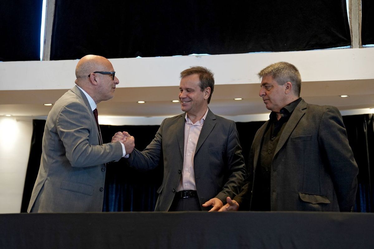El secretario de Comercio Interior y Servicios de la Provincia, Gustavo Rezzoaglio, encabezó el acto de firma del convenio para el regreso de Billetera Santa Fe. El secretario de Comercio Interior y Servicios de la Provincia, Gustavo Rezzoaglio, encabezó el acto de firma del convenio para el regreso de Billetera Santa Fe.