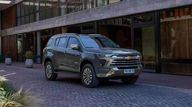 La Chevrolet Trailblazer se destaca como un SUV 4x4 potente y sofisticado, con motor turbodiésel de 207 CV, alto nivel de confort y tecnología de última generación.