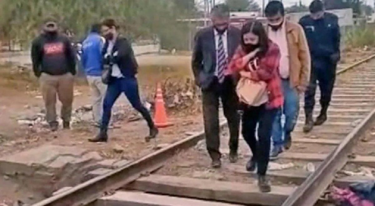 Su hijo no volvió a dormir, salió a buscarlo y lo encontró mutilado en las vías del tren