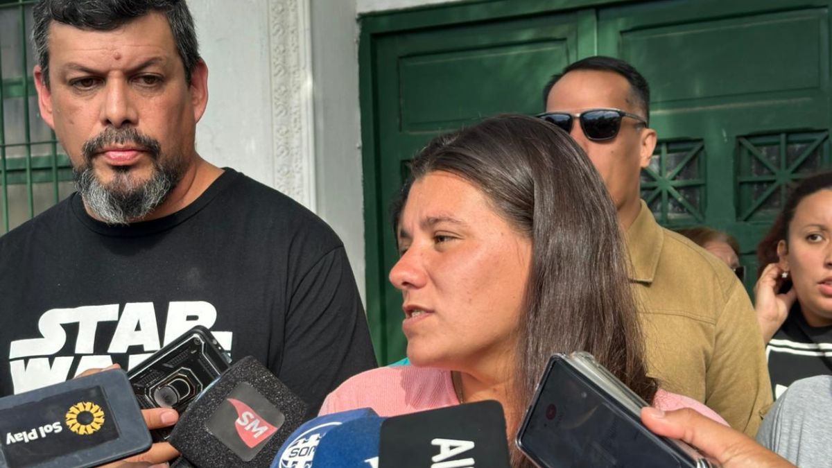 Padres reclamaron seguridad con un abrazo simbólico en la escuela Cao tras una seguidilla de robos en la institución del norte de la ciudad de Santa Fe. Padres reclamaron seguridad con un abrazo simbólico en la escuela Cao tras una seguidilla de robos en la institución del norte de la ciudad de Santa Fe.