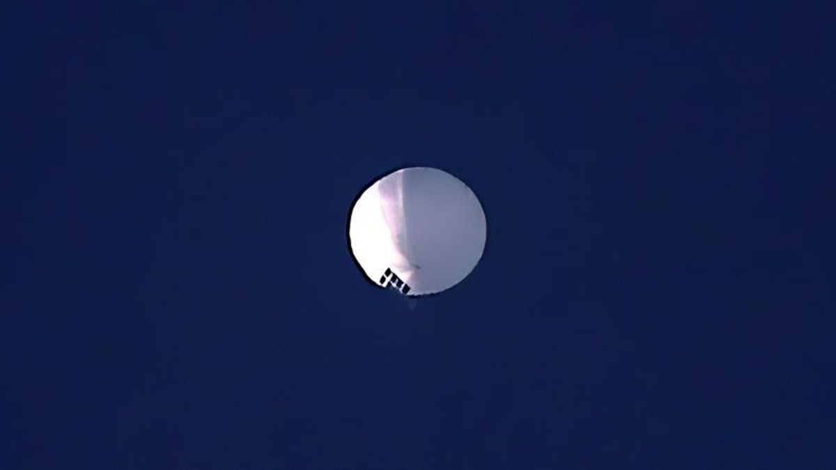 El Departamento de Defensa de Estados Unidos monitorea un globo chino que llegó al cielo norteamericano.