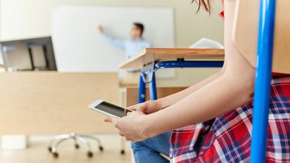 Santa Fe establece pautas para el uso de celulares en las escuelas y limita su utilización durante la jornada escolar