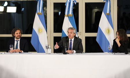 Alberto Fernández encabezó la presentación de Argentina Construye, junto a la ministra de Desarrollo Territorial, María Eugenia Bielsa, y el jefe de ministros, Santiago Cafiero. Alberto Fernández encabezó la presentación de Argentina Construye, junto a la ministra de Desarrollo Territorial, María Eugenia Bielsa, y el jefe de ministros, Santiago Cafiero.