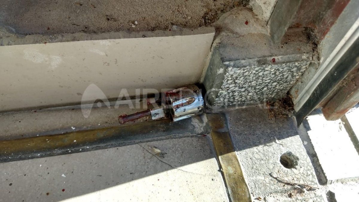 Producto de la cantidad de golpes que le propinó con el arma, la destruyó por completo.