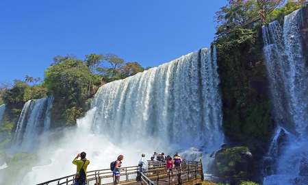 Las Cataratas del Iguazú registran en abril una de las mejores relaciones entre caudal de agua y confort ambiental, evitando las temperaturas extremas de la zona subtropical misionera. Las Cataratas del Iguazú registran en abril una de las mejores relaciones entre caudal de agua y confort ambiental, evitando las temperaturas extremas de la zona subtropical misionera.