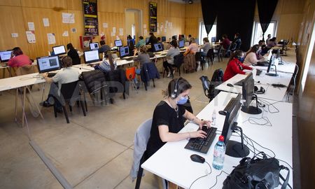 A pesar de la baja de los contagios, el 0800 Covid recibe por semana 40 mil consultas de diferente índole vinculada con la salud de los santafesinos que padecieron coronavirus. A pesar de la baja de los contagios, el 0800 Covid recibe por semana 40 mil consultas de diferente índole vinculada con la salud de los santafesinos que padecieron coronavirus.