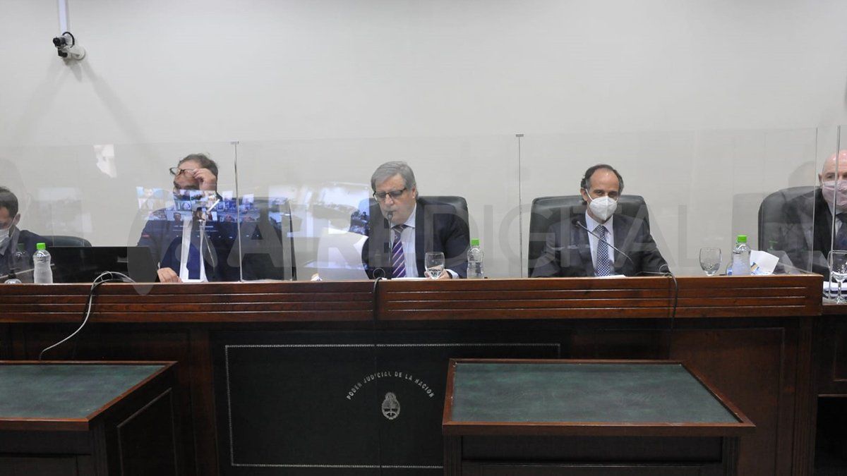 El tribunal está conformado por tres jueces: Guillero Sutter Schneider; José María Escobar Cello; y Luciano Lauría. 