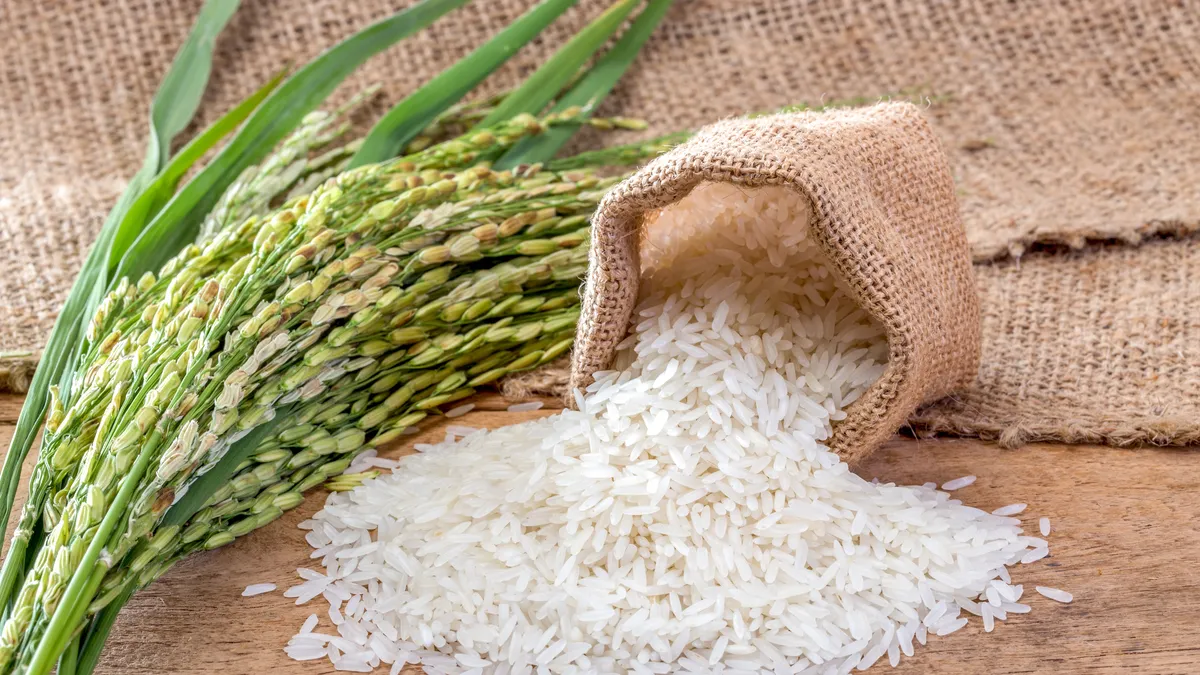 Cómo limpiar la casa con agua de arroz para atraer dinero y abundancia
