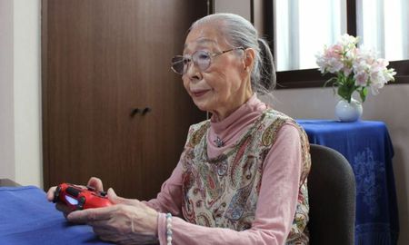 Después de 40 años y de haber jugado más de 200 juegos, la abuelita Mori fue designada la streamer más anciana del mundo por el Libro Guinness de los récords. Después de 40 años y de haber jugado más de 200 juegos, la abuelita Mori fue designada la streamer más anciana del mundo por el Libro Guinness de los récords.