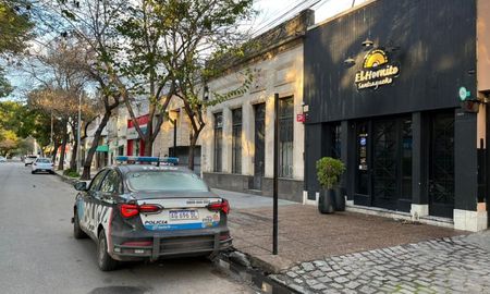 El local quedó bajo custodia policial para evitar el ingreso de personas ajenas hasta que lleguen sus propietarios. El local quedó bajo custodia policial para evitar el ingreso de personas ajenas hasta que lleguen sus propietarios.