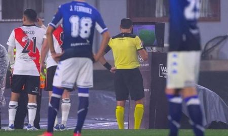 Roberto Tobar, a instancias del VAR, anuló el gol de Matías Suárez que hubiese significado el 1 a 0 del partido y la igualdad en el resultado global ante Vélez Roberto Tobar, a instancias del VAR, anuló el gol de Matías Suárez que hubiese significado el 1 a 0 del partido y la igualdad en el resultado global ante Vélez