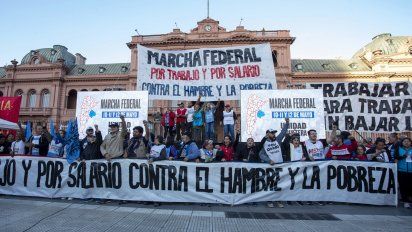 El Gobierno nacional dará de baja 900 mil planes sociales de $78 mil y las organizaciones sociales aseguran que 