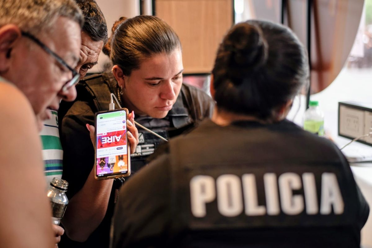 Agentes policiales escuchan los anuncios del gobernador Maximiliano Pullaro.
