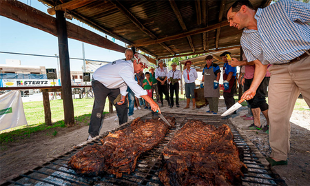 Escapada a una tradicional localidad de Entre Ríos donde se come el mejor asado con cuero. Escapada a una tradicional localidad de Entre Ríos donde se come el mejor asado con cuero.