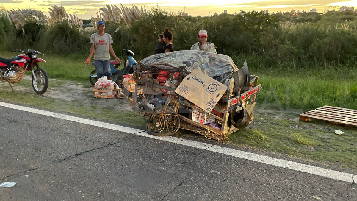 A pie, en moto o con carritos, los vecinos se acercaron para llevarse parte de los pollos que se trasladaban en el camión.