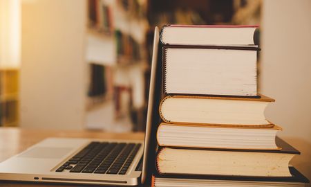 Leer en la pantalla y leer en el papel son dos experiencias distintas: el mismo texto puede encontrarse en una computadora o una tablet, pero la experiencia de manipular el libro y ver todo el contenido que ahí está volcado, es diferente. Leer en la pantalla y leer en el papel son dos experiencias distintas: el mismo texto puede encontrarse en una computadora o una tablet, pero la experiencia de manipular el libro y ver todo el contenido que ahí está volcado, es diferente.
