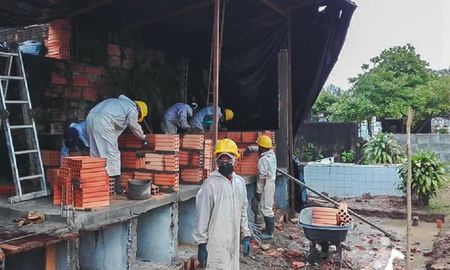 La Alcaldía empezó a finales de abril la construcción de 52 bóvedas nuevas, pero estás ya no dan abasto ante la cantidad de muertos. La Alcaldía empezó a finales de abril la construcción de 52 bóvedas nuevas, pero estás ya no dan abasto ante la cantidad de muertos.