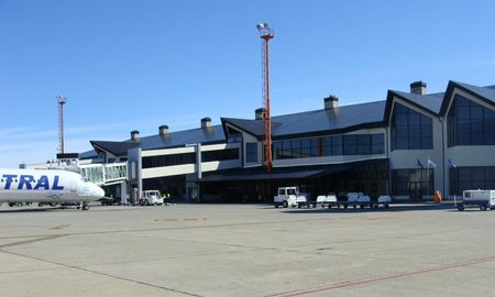 El aeropuerto Teniente Luis Candelaria de Bariloche fue habilitado como corredor seguro. El aeropuerto Teniente Luis Candelaria de Bariloche fue habilitado como corredor seguro.