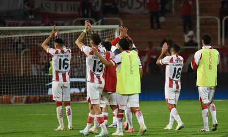 Así se despedían los jugadores de Unión, que tras la eliminación ante River deberán cambiar el chip rápidamente y enfocarse en el torneo local. Así se despedían los jugadores de Unión, que tras la eliminación ante River deberán cambiar el chip rápidamente y enfocarse en el torneo local.