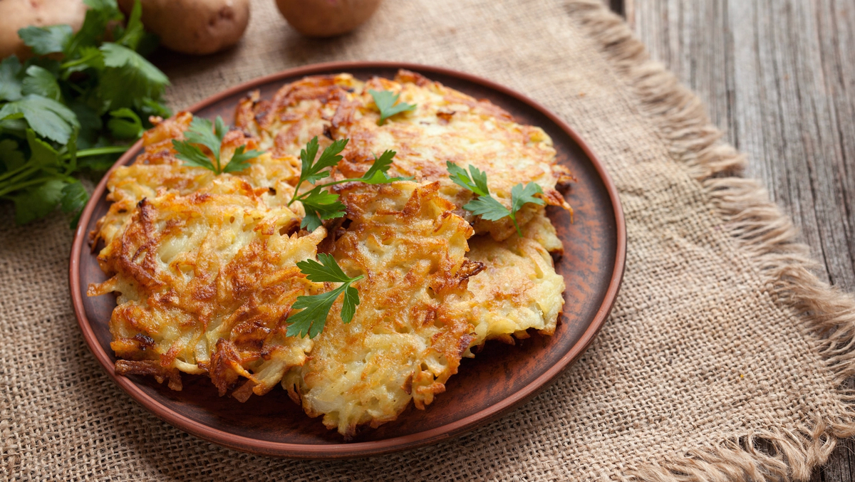 La receta de latkes de papas que se vio en MasterChef es tradicional y fácil de hacer en casa.