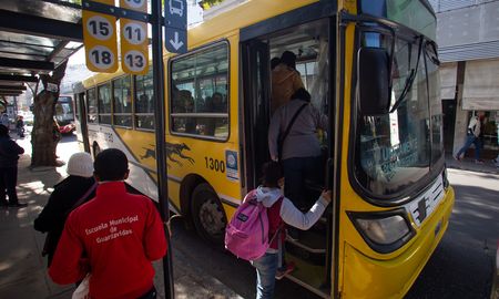 El Municipio santafesino, junto con la Provincia y la Nación, buscar lograr un acuerdo con empresarios y UTA y lograr retomar el servicio de transporte. Hasta el momento, los encuentros no arrojaron buenos resultados, pero el diálogo se mantiene. El Municipio santafesino, junto con la Provincia y la Nación, buscar lograr un acuerdo con empresarios y UTA y lograr retomar el servicio de transporte. Hasta el momento, los encuentros no arrojaron buenos resultados, pero el diálogo se mantiene.