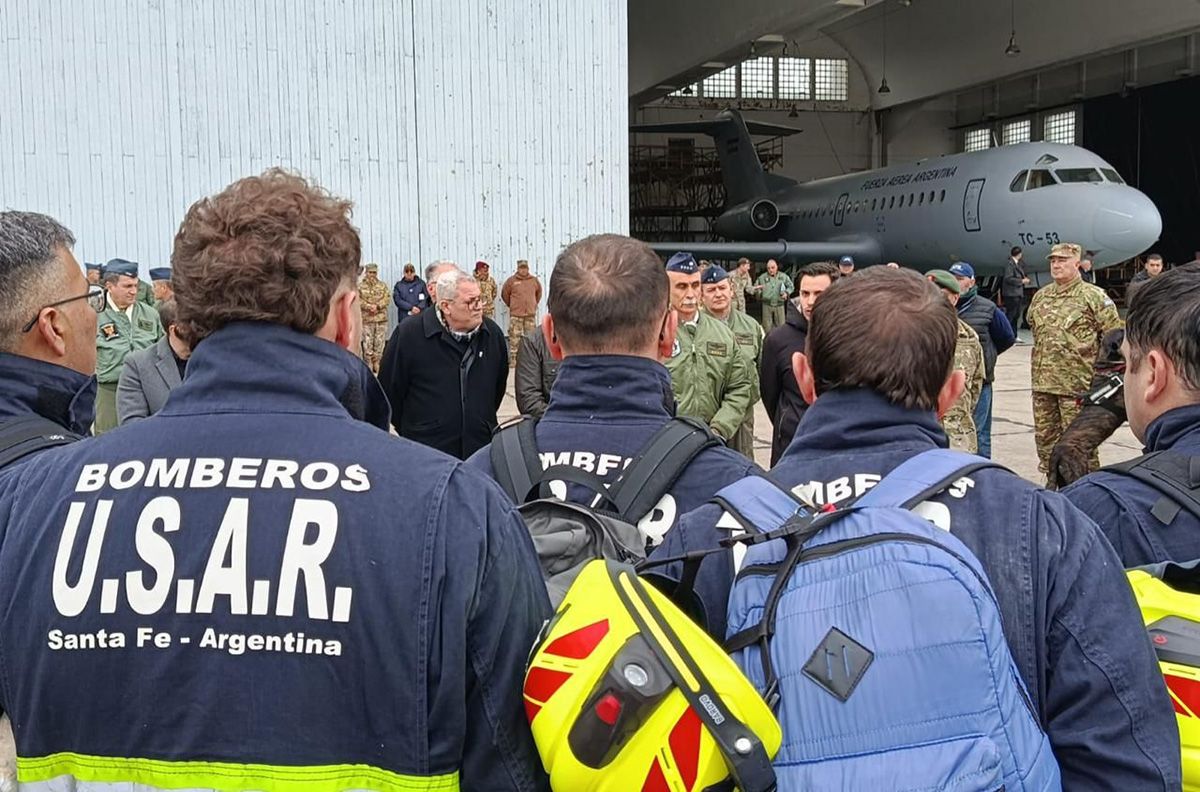 El equipo especializado en búsqueda y rescate urbano de la Federación Santafesina de Bomberos Voluntarios salió este sábado desde la Base Aérea Militar de El Palomar a bordo de un avión Hércules. El equipo especializado en búsqueda y rescate urbano de la Federación Santafesina de Bomberos Voluntarios salió este sábado desde la Base Aérea Militar de El Palomar a bordo de un avión Hércules.