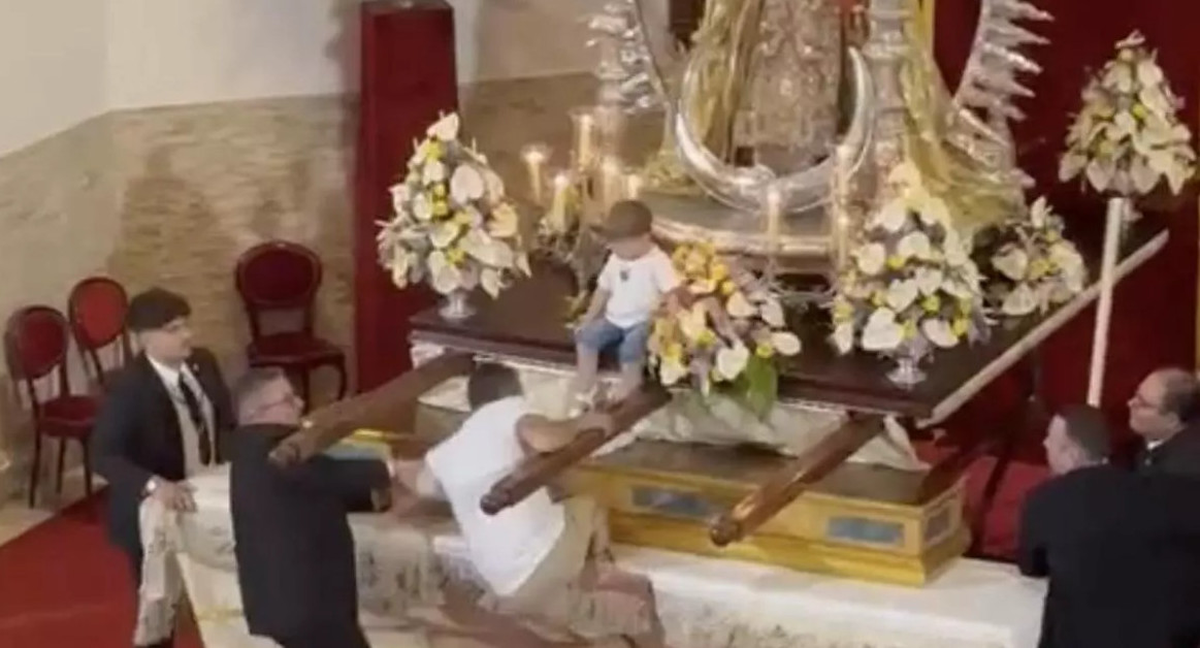 Un hombre dejó a su hijo en el altar de la Virgen como sacrificio