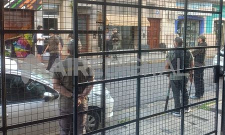 El momento del allanamiento que se llevó a cabo en Hipólito Yrigoyen al 2600 en la ciudad de Santa Fe. El momento del allanamiento que se llevó a cabo en Hipólito Yrigoyen al 2600 en la ciudad de Santa Fe.