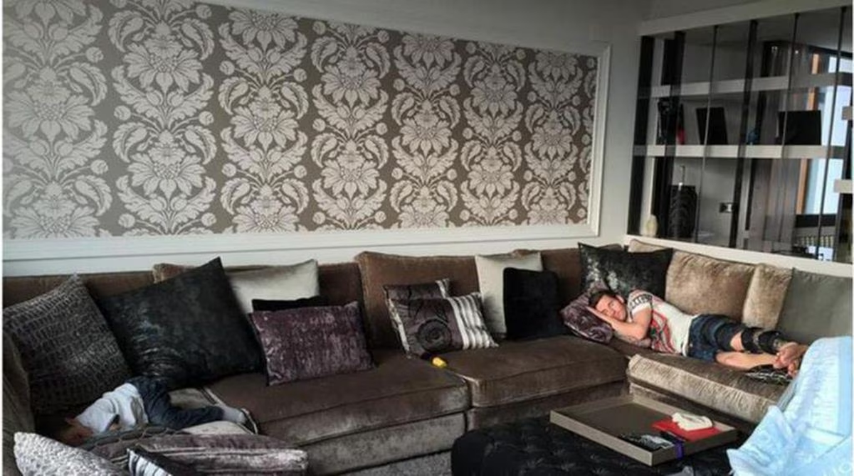 El enorme living que tiene la casa de Lionel Messi en Barcelona.