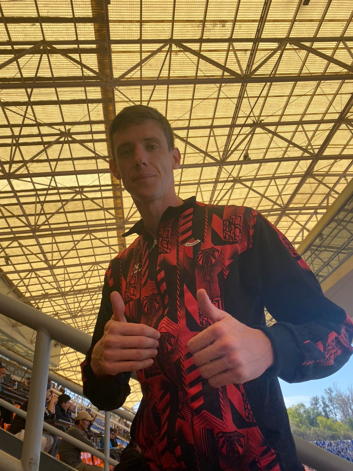 Germán Conti mira el partido desde la tribuna del estadio. Germán Conti mira el partido desde la tribuna del estadio.