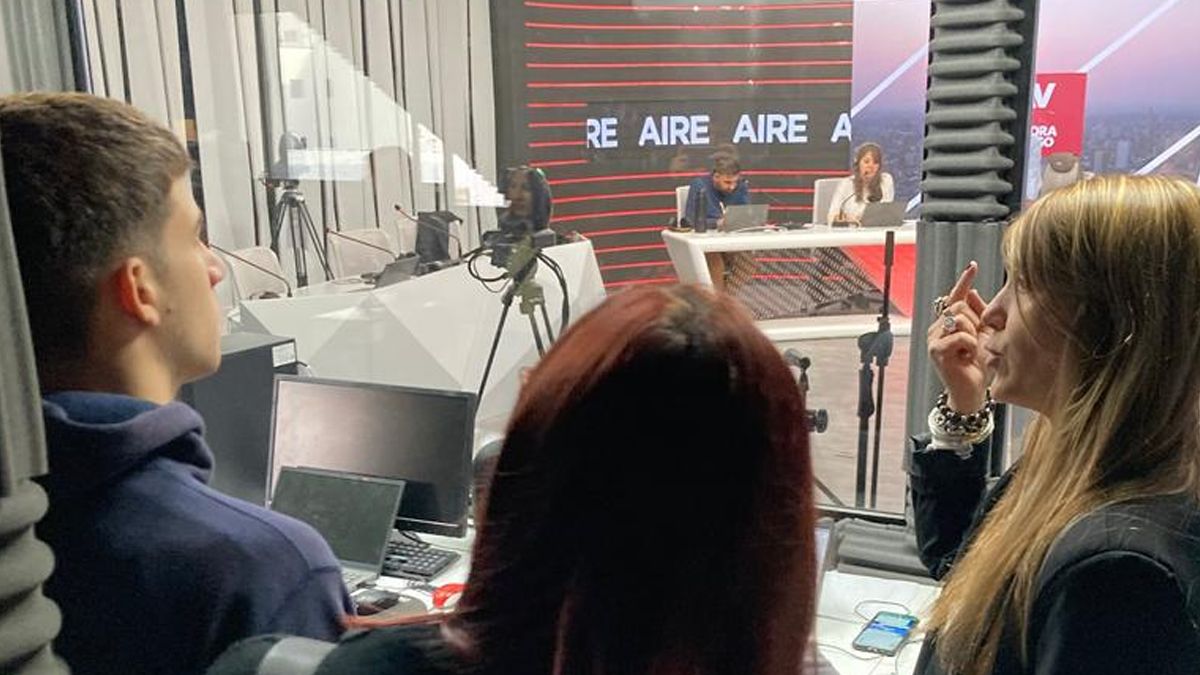 Desde la sala de producción del Estudio A de AIRE, los alumnos observaron en vivo la realización de Ahora Vengo, el programa que conduce Luis Mino. Desde la sala de producción del Estudio A de AIRE, los alumnos observaron en vivo la realización de Ahora Vengo, el programa que conduce Luis Mino.