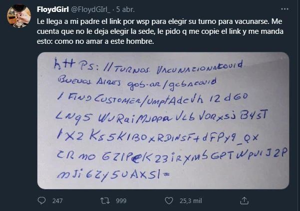 Una hija quiso ayudar a su padre para que tramite su turno para la vacuna contra el coronavirus, pero el hombre le dio una sorpresa que no esperaba. 
