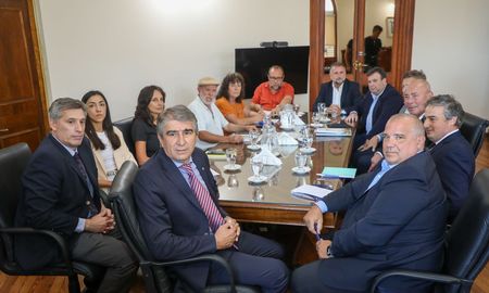 La paritaria central está encabezada por los ministros Pablo Olivares y Fabián Bastía. La paritaria central está encabezada por los ministros Pablo Olivares y Fabián Bastía.
