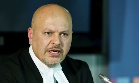 El fiscal de la Corte Penal Internacional llegó a Ucrania para analizar posibles crímenes de guerra. El fiscal de la Corte Penal Internacional llegó a Ucrania para analizar posibles crímenes de guerra.