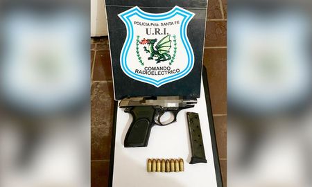 Un preocupante hecho se registró este jueves por la tarde en el sur de la ciudad de Santa Fe, cuando un preceptor se comunicó con el 911 debido a que había encontrado un arma de fuego en inmediaciones a una escuela. Un preocupante hecho se registró este jueves por la tarde en el sur de la ciudad de Santa Fe, cuando un preceptor se comunicó con el 911 debido a que había encontrado un arma de fuego en inmediaciones a una escuela.