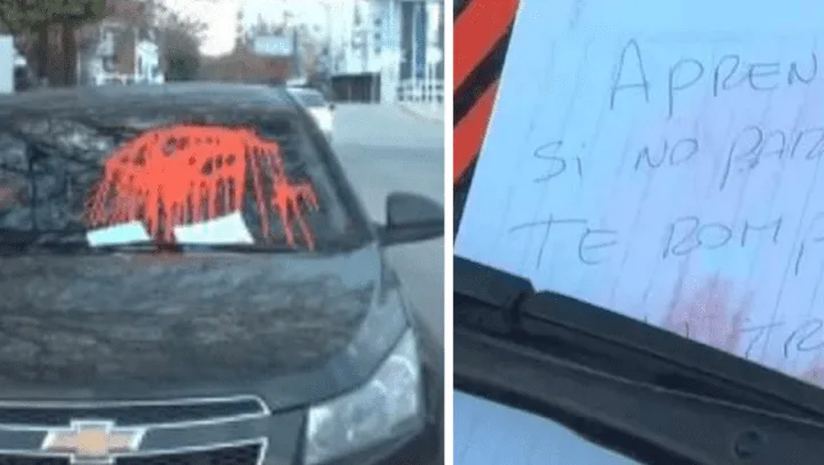 El automóvil no respetó el cartel de "prohibido estacionar". 